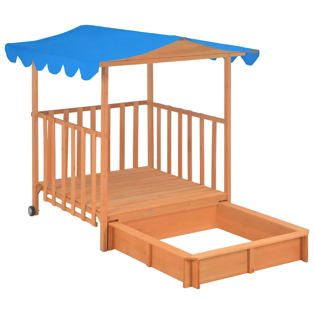 Sandkasten mit zurückgeschobener Spielveranda und blauem Dach in schräger Ansicht