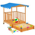 Sandkasten aus Tannenholz mit Spielveranda, blauem Dach und Sandspielzeug in der Produktdarstellung