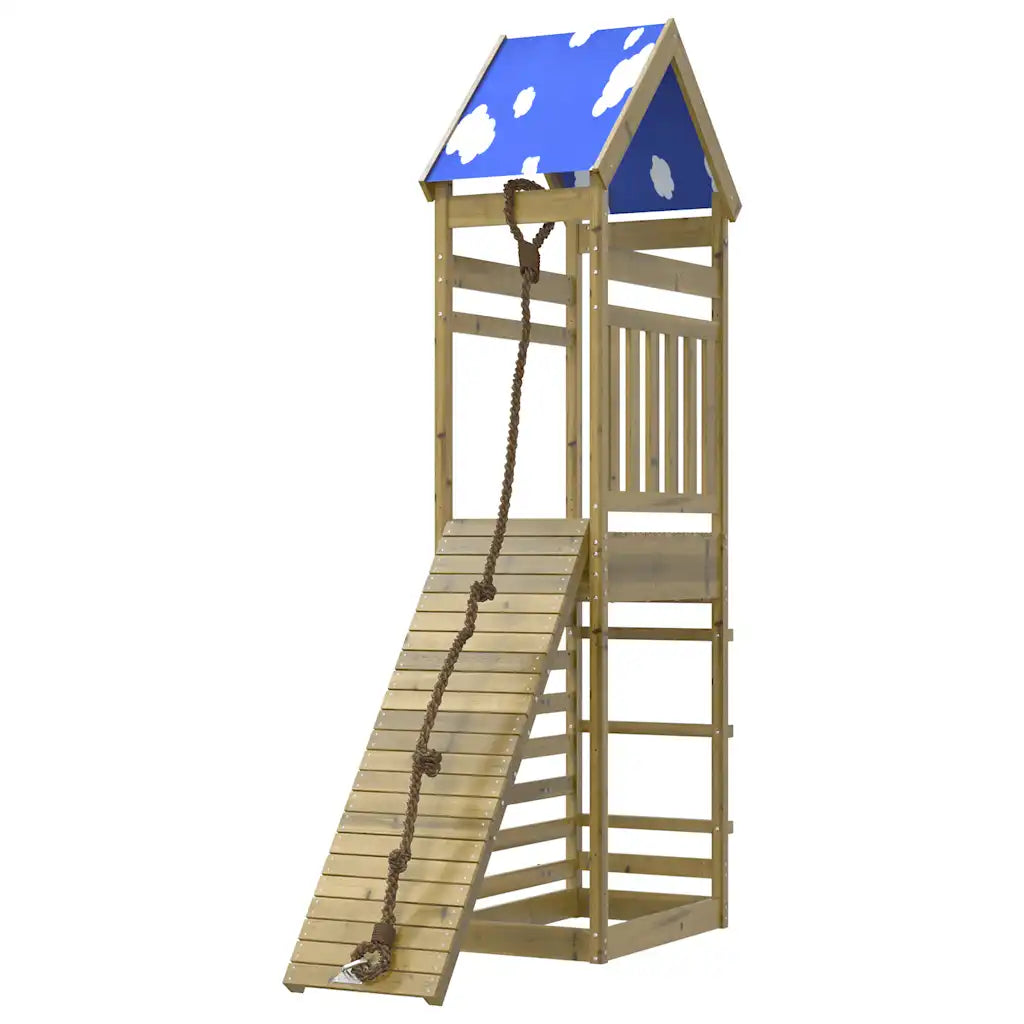 Spielturm mit Kletterrampe, Kletterwand und Holzgeländer unter blauem Wolkendach