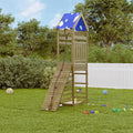 Spielturm aus Kiefernholz mit blauem Wolkendach, Kletterrampe und Sandkasten im Garten