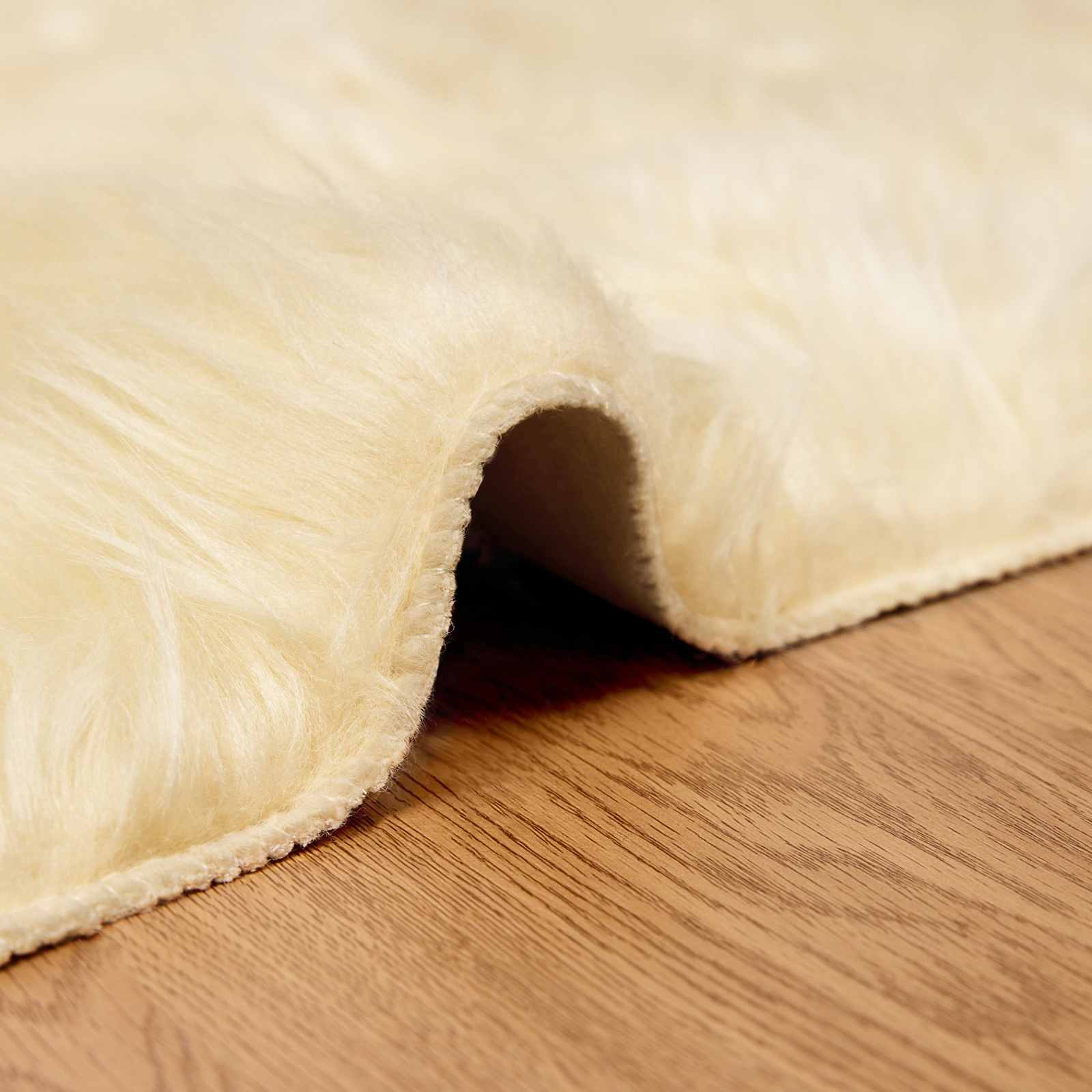 Teppich aus Kunstschaffell TAFALLA Creme 80 x 150 cm Polyester