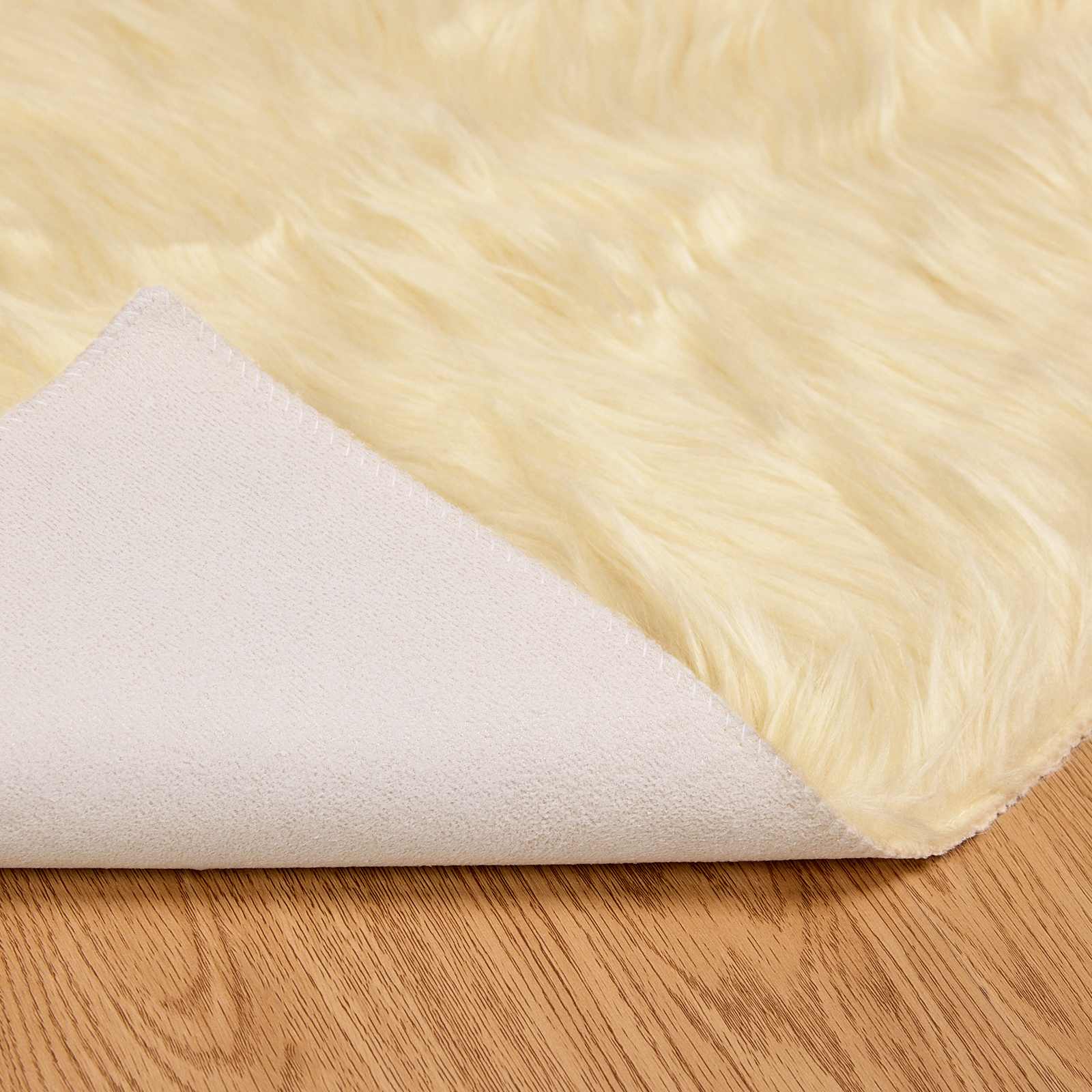 Teppich aus Kunstschaffell TAFALLA Creme 200 x 280 cm Polyester