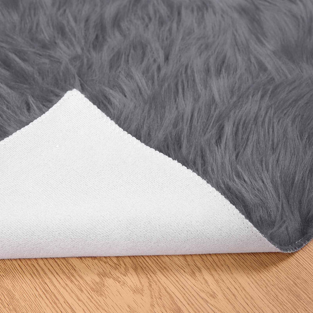 Teppich aus Kunstschaffell TAFALLA Anthrazit 120 x 170 cm