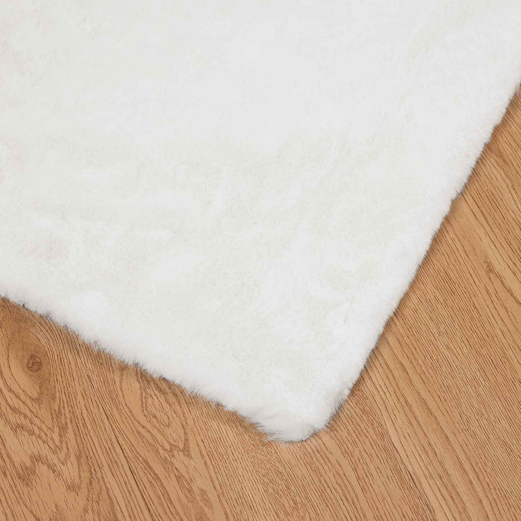 Rutschfester Teppich aus Kunstkaninchenfell OLITE Weiß