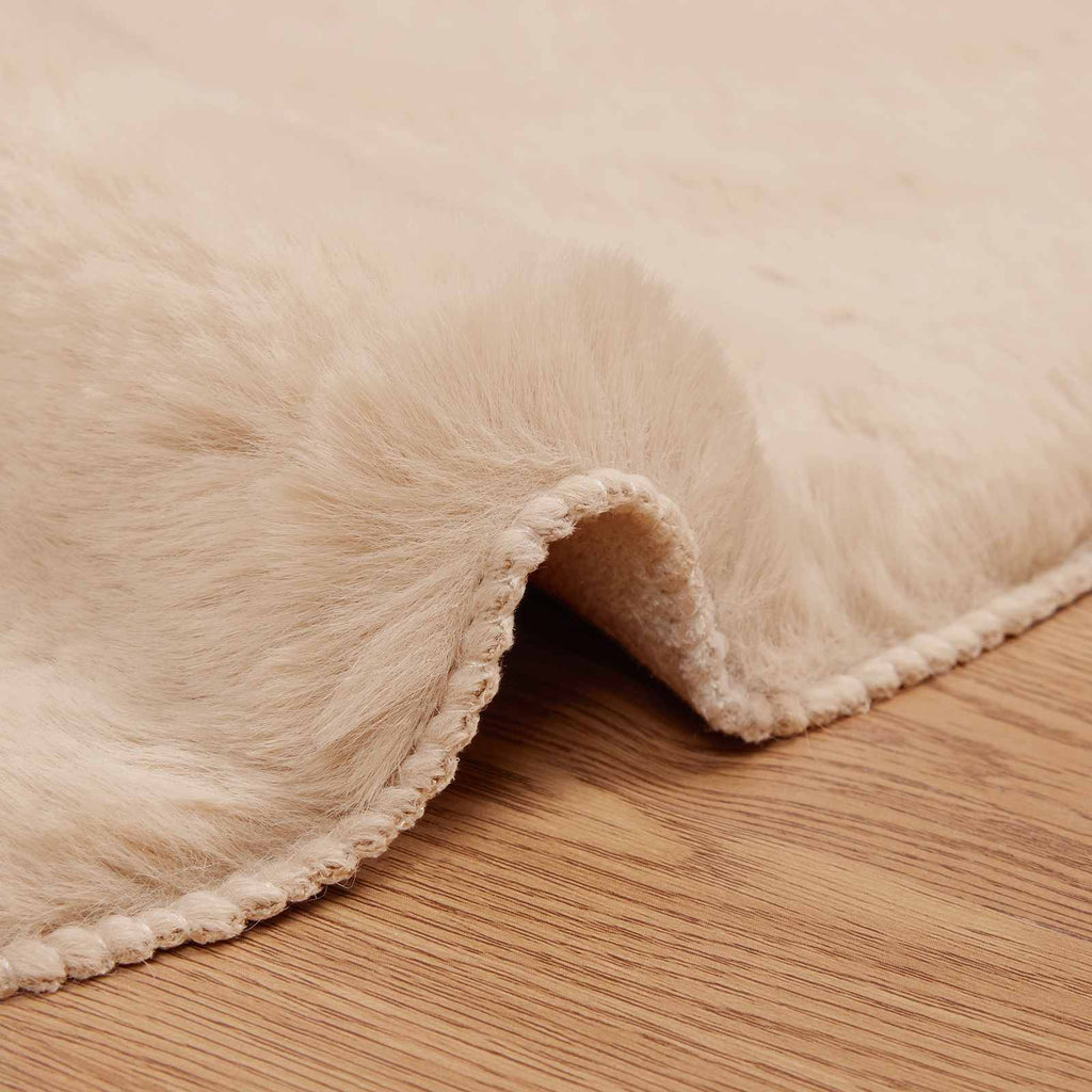 Rutschfester Teppich aus Kunstkaninchenfell OLITE Taupe