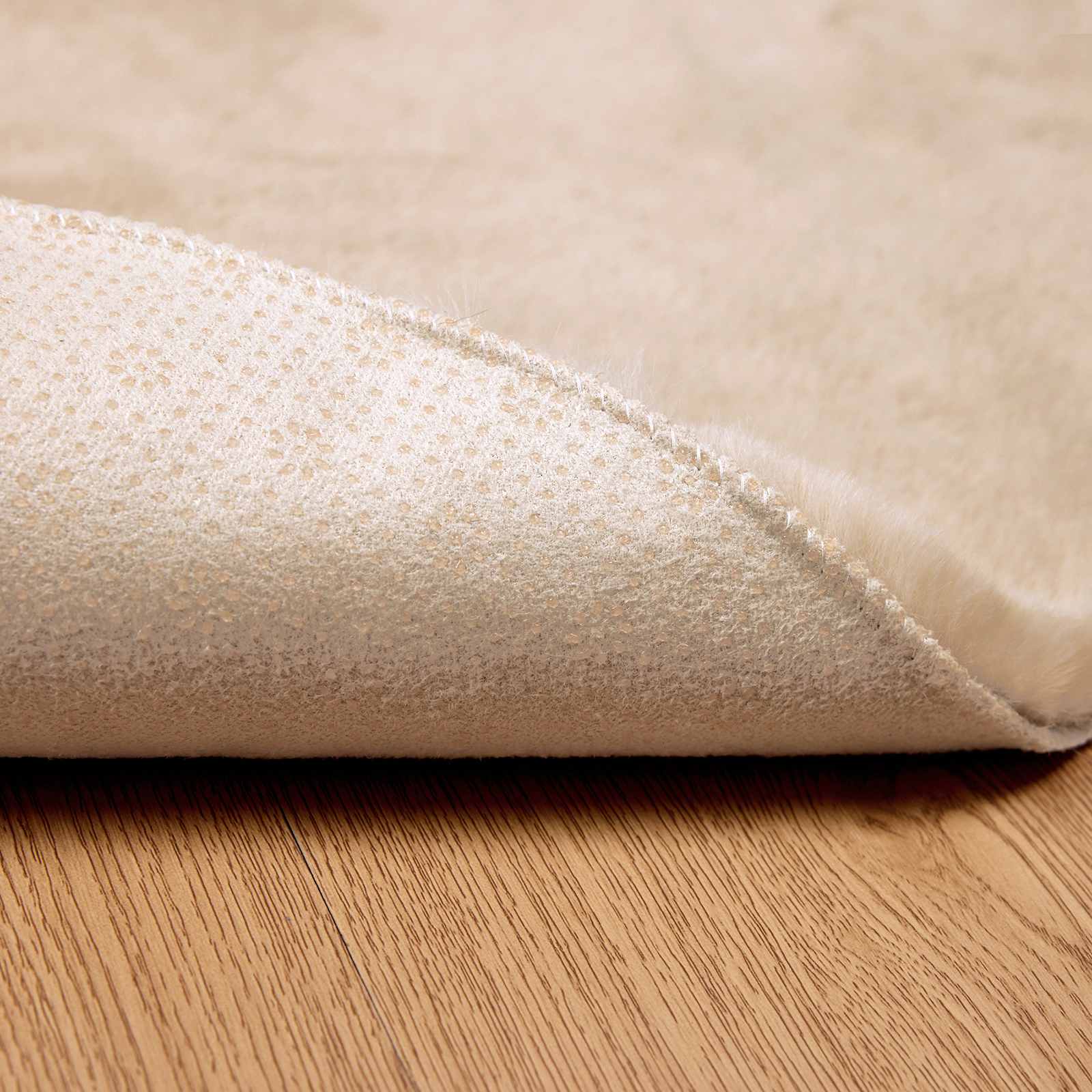 Rutschfester Teppich aus Kunstkaninchenfell OLITE Taupe