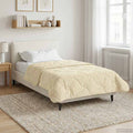 Winterbettdecke Creme 155 x 220 cm Mikrofaser und Teddy-Fleece
