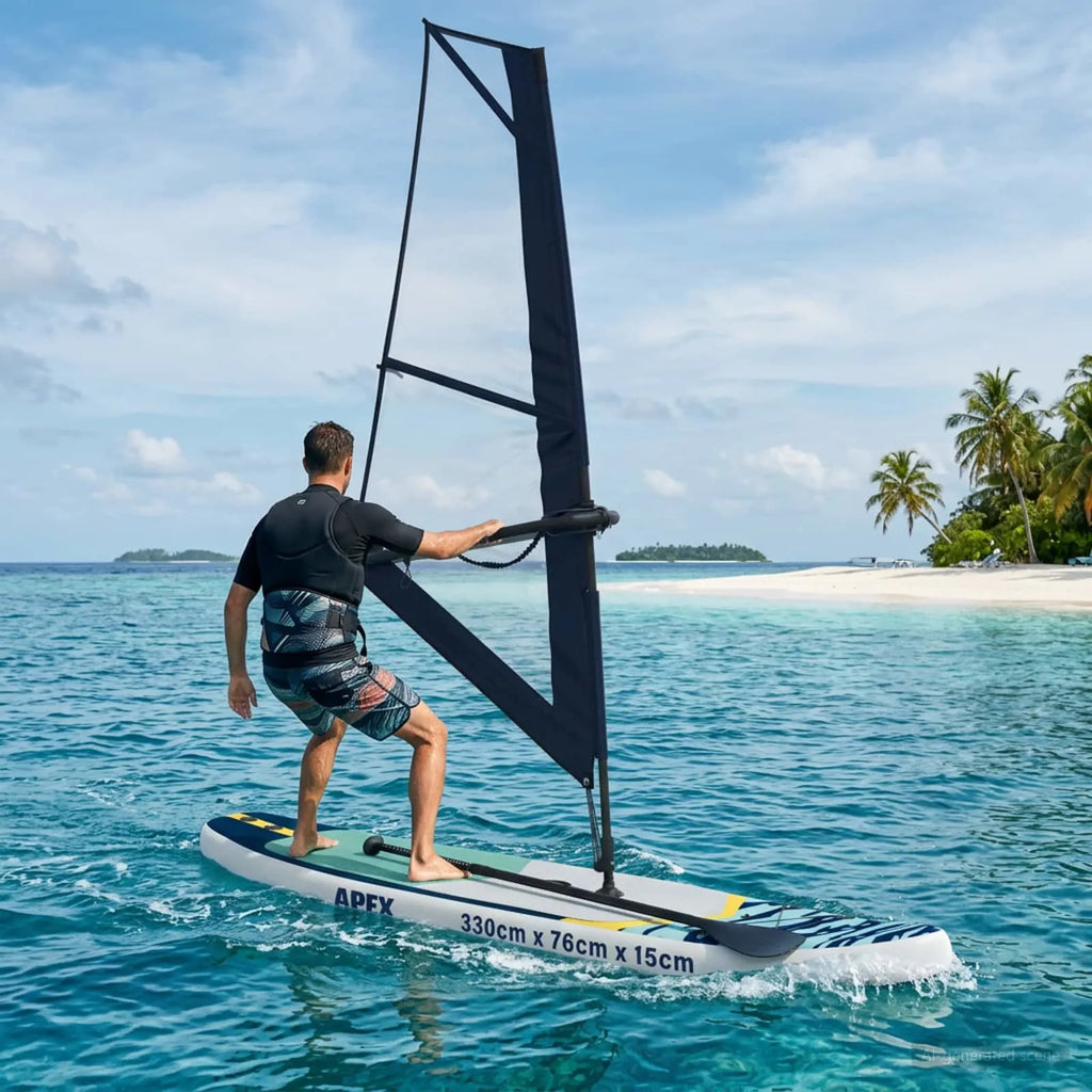 Aufblasbares SUP-Board APEX in Blau beim Windsurfen auf dem Wasser