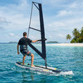 Aufblasbares SUP-Board APEX in Blau beim Windsurfen auf dem Wasser